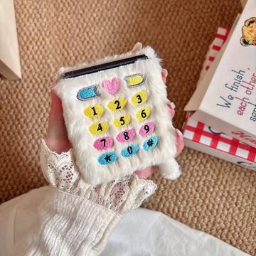 Samsung Galaxy Z Flip6/Z Flip7 FE Retro plys cover med broderede skivetaster - Hvid