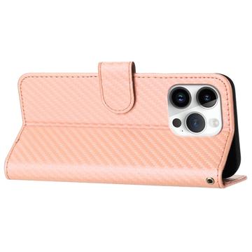 iPhone 15 Pro Max Premium Wallet-etui med rem - kulfiberstruktur - Kulstoflyserød