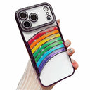 iPhone 17 Pro Max Regnbue Kviksand Hybrid Cover med Rhinestone-kameradekor - Lilla