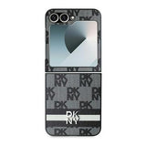 Samsung Galaxy Z Flip6/Z Flip7 FE DKNY Ternet Mønster og Stribe Cover - Sort