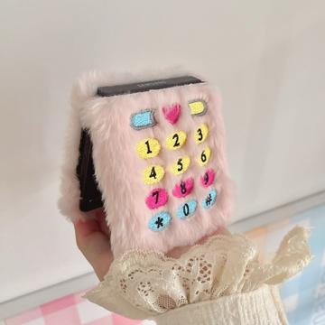 Samsung Galaxy Z Flip6/Z Flip7 FE Retro plys cover med broderede skivetaster - Pink