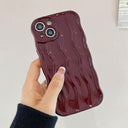 iPhone 15 3D lineær bølgetaske - vinrød