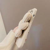 iPhone 15 Pro Cover med fluffy hjertearmbånd - Beige