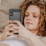 iPhone 17 Børstet TPU Cover - Karbonfiber - Sort
